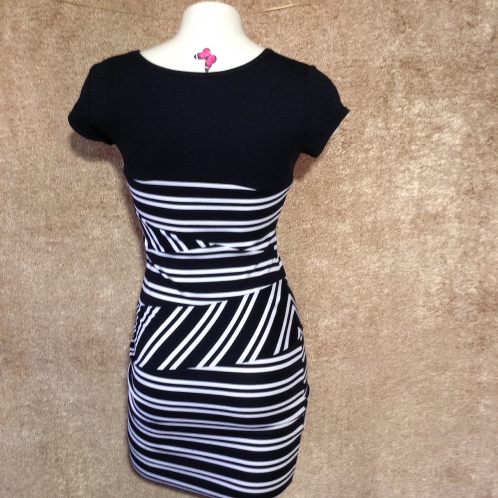 GUESS BLACK & WHITE BODYCON DRESS - Picture 3 of 8